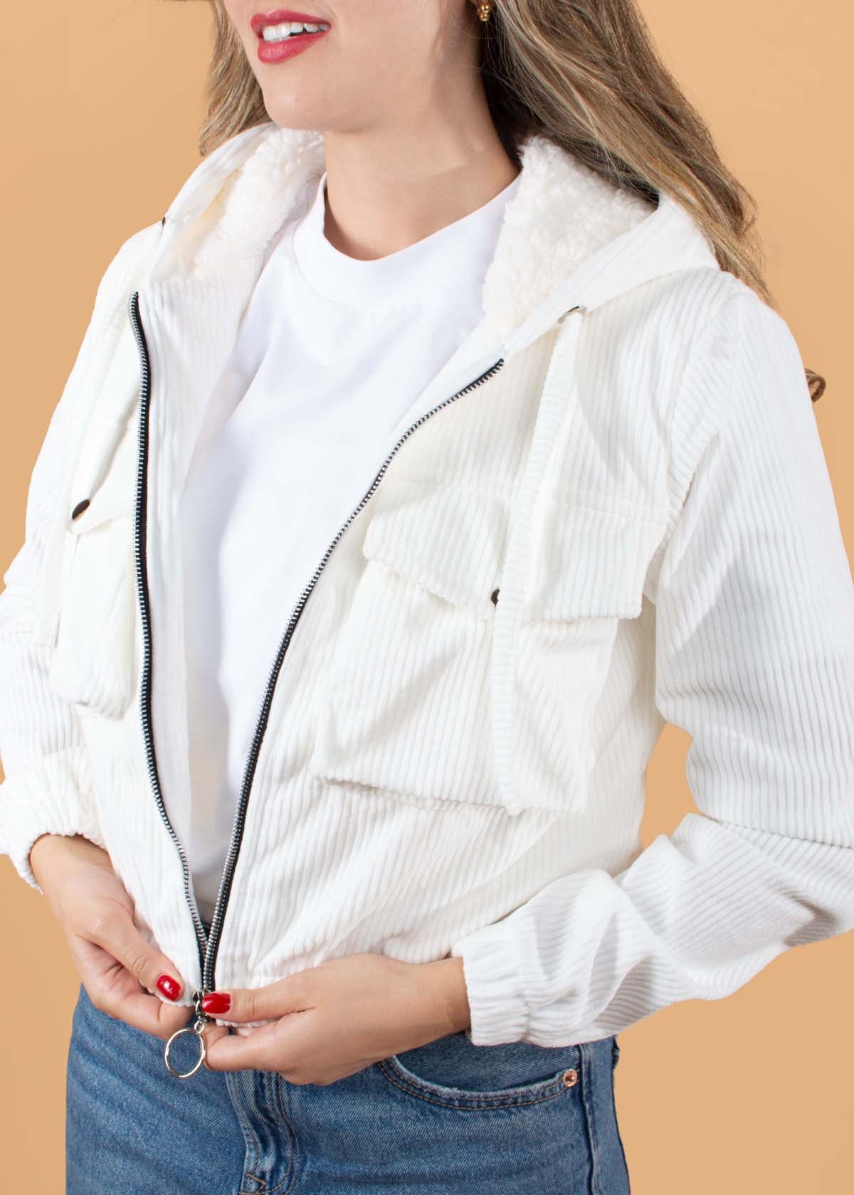 Chaqueta tipo cargo en pana color blanco 104651