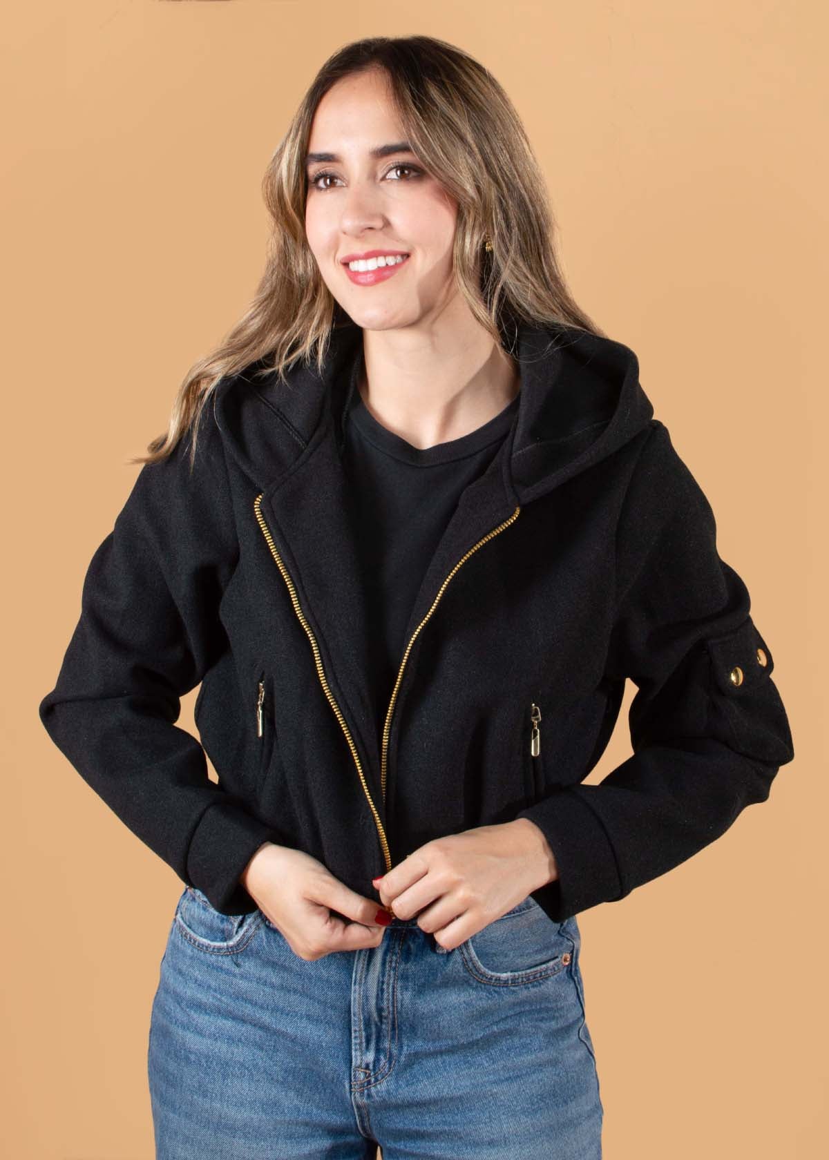 Chaqueta color negro con bolsillos en mangas 104652