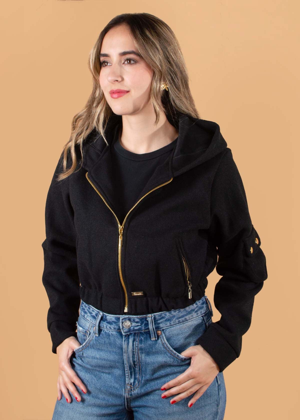 Chaqueta color negro con bolsillos en mangas 104652