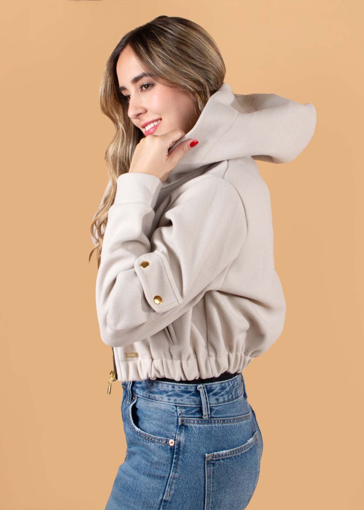 Chaqueta color taupe con bolsillos en mangas 104652