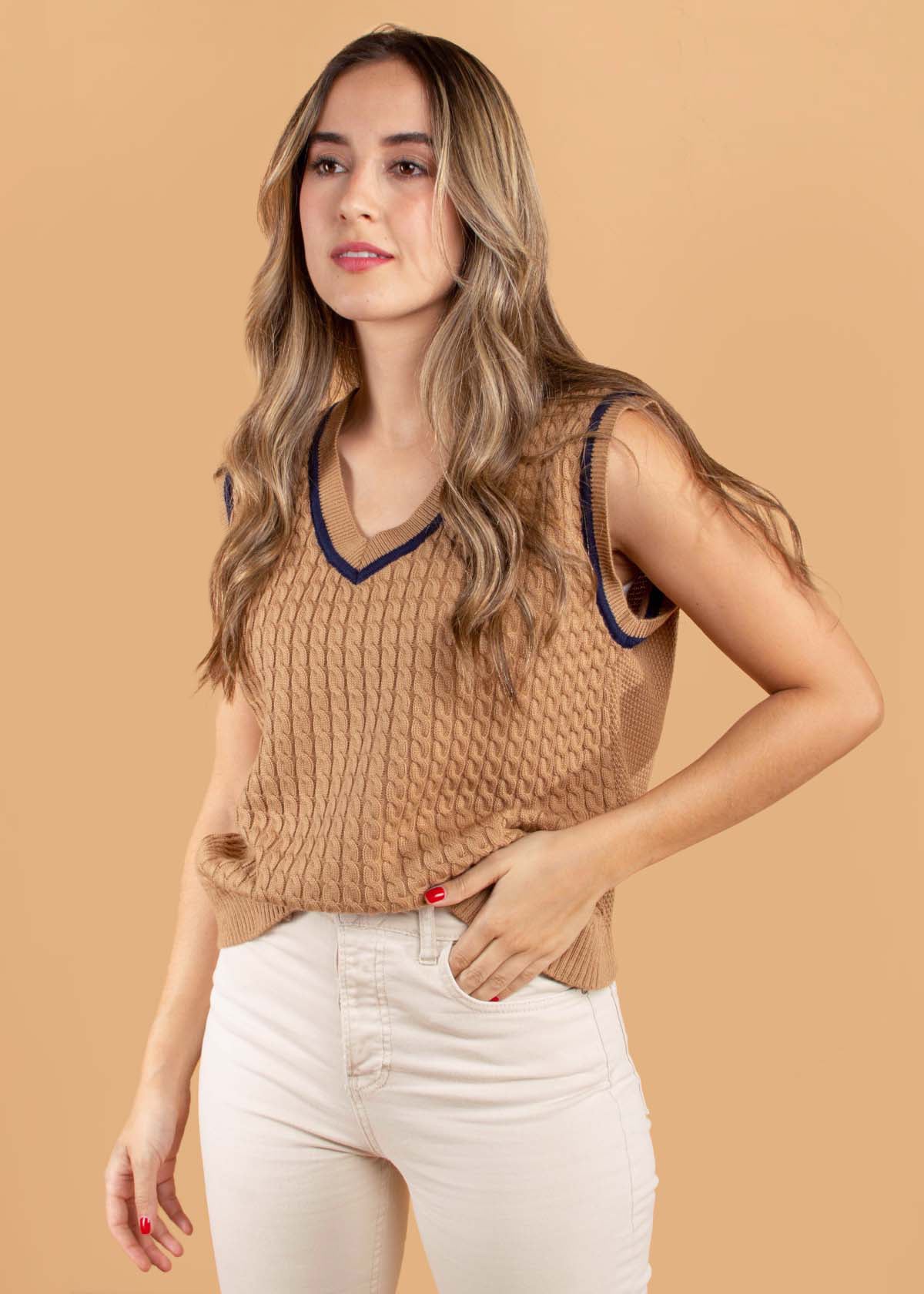 Chaleco tejido color camel con trenzas 104653