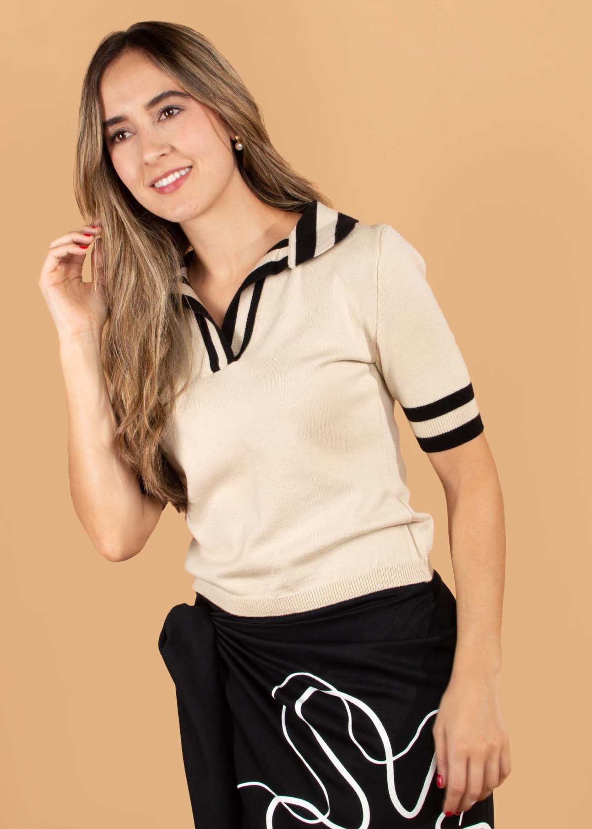 Camiseta tipo polo color beige con detalles negros 104654