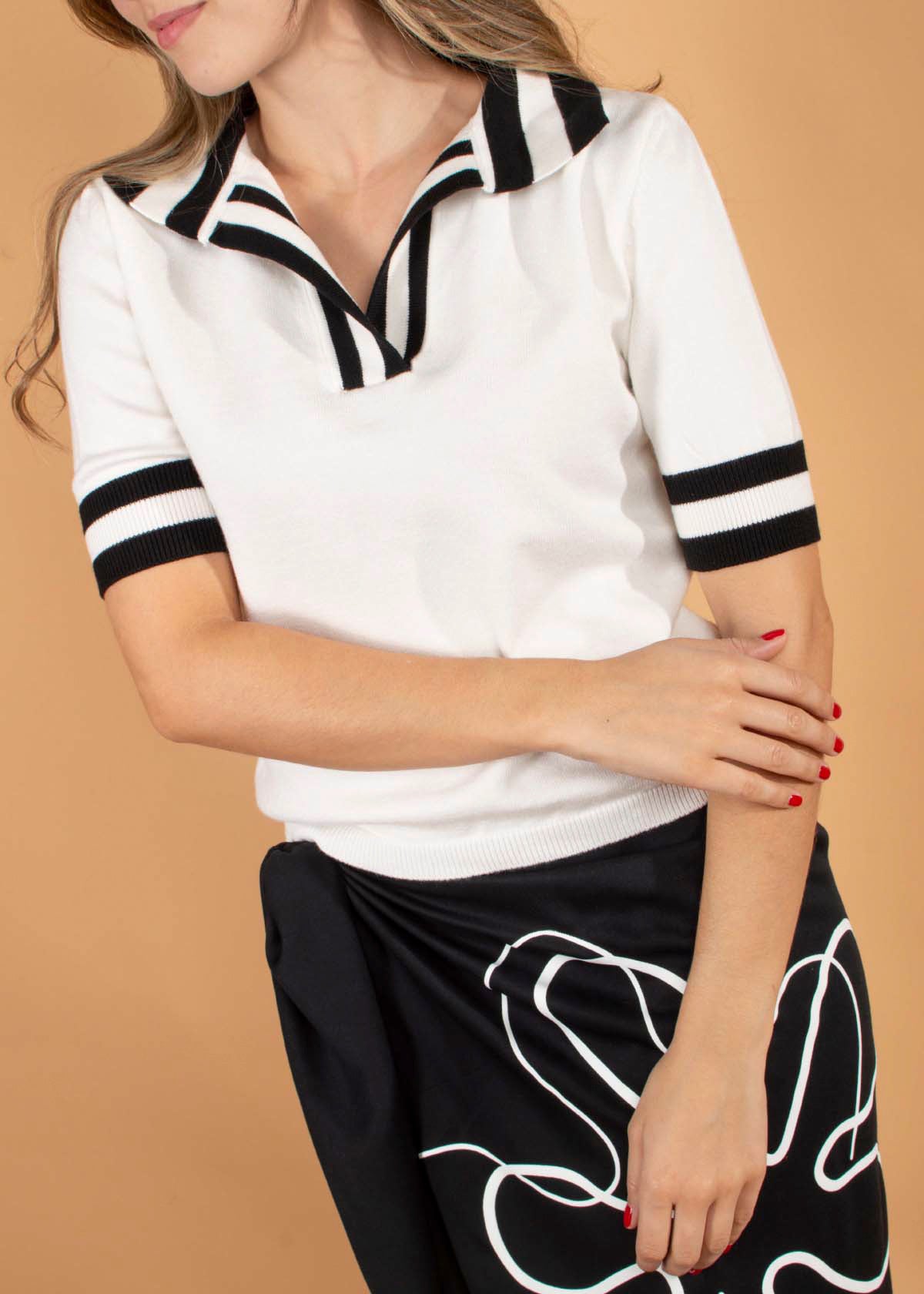 Camiseta tipo polo color blanco con detalles negros 104654