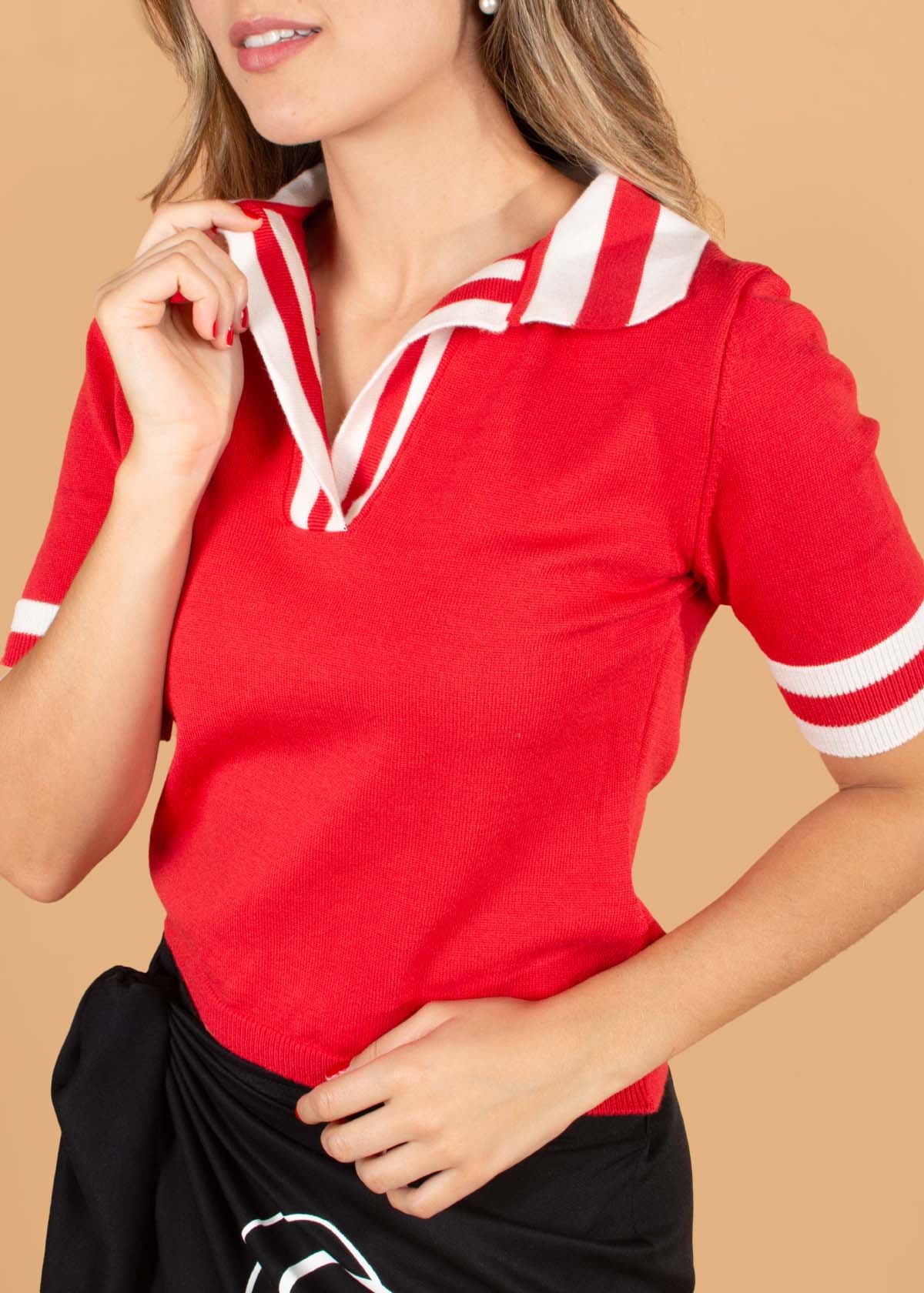 Camiseta tipo polo color rojo con detalles blancos 104654