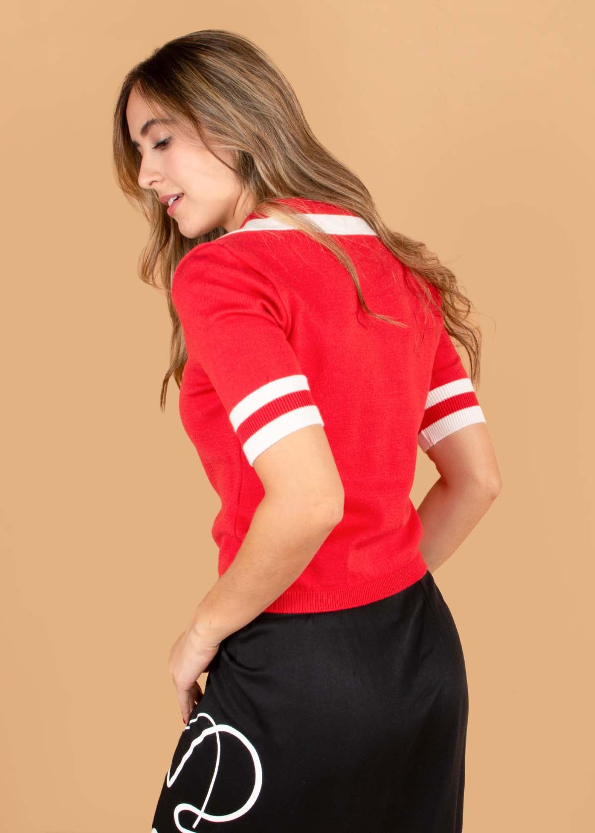 Camiseta tipo polo color rojo con detalles blancos 104654