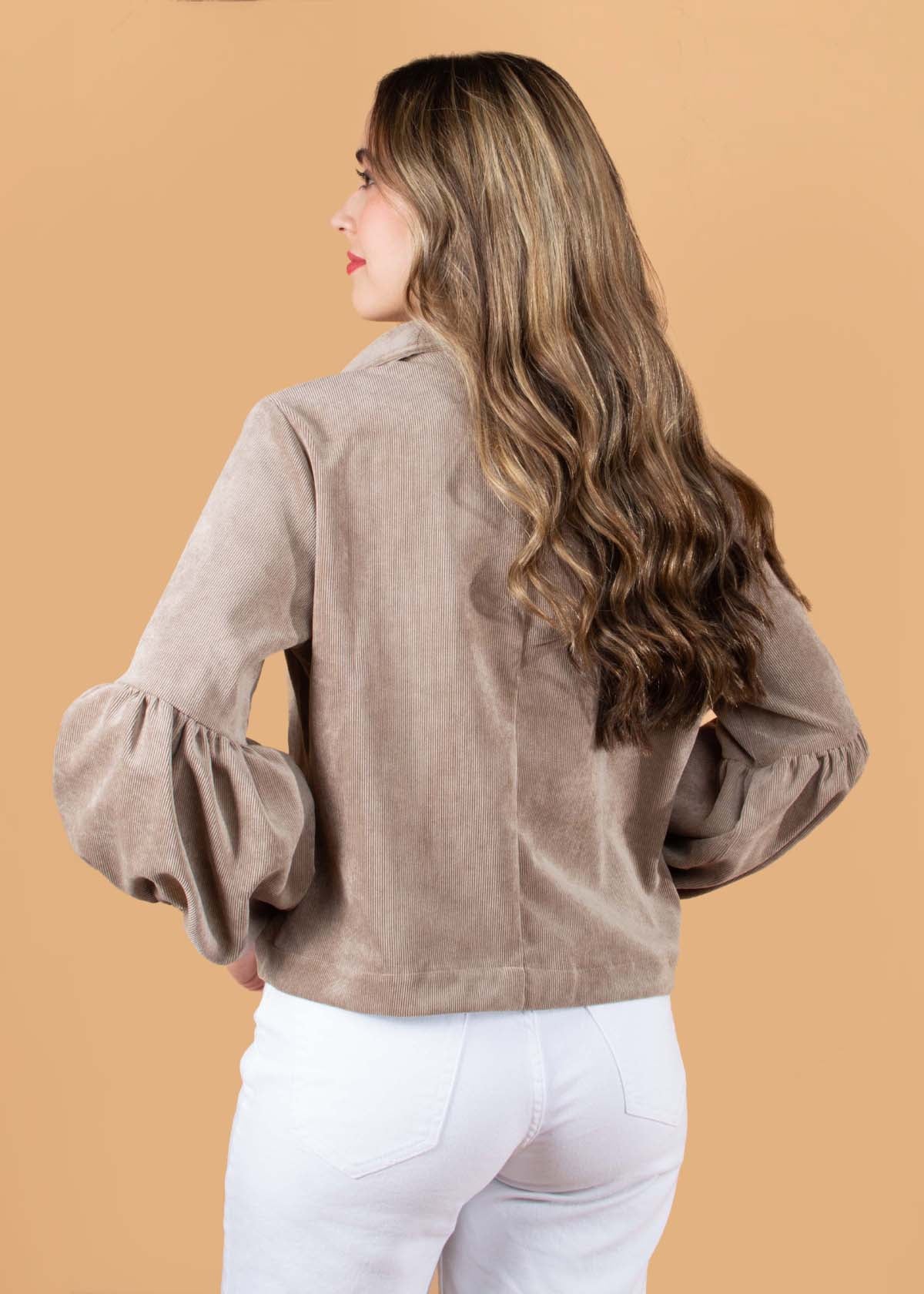 Chaqueta en cordoroy color beige con manga en globo 104658