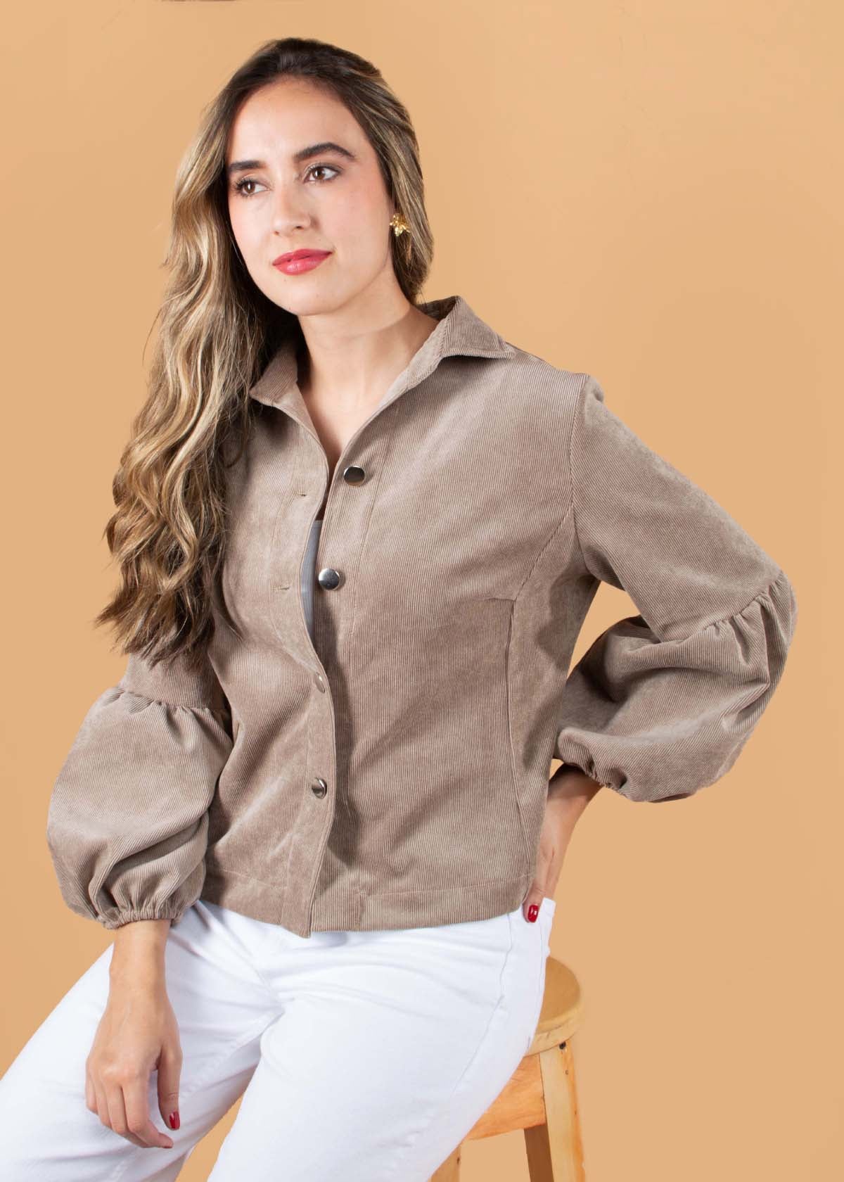 Chaqueta en cordoroy color beige con manga en globo 104658