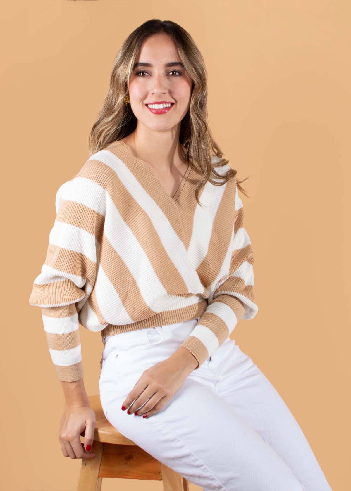 Buzo tejido color beige con cuello en v 104659