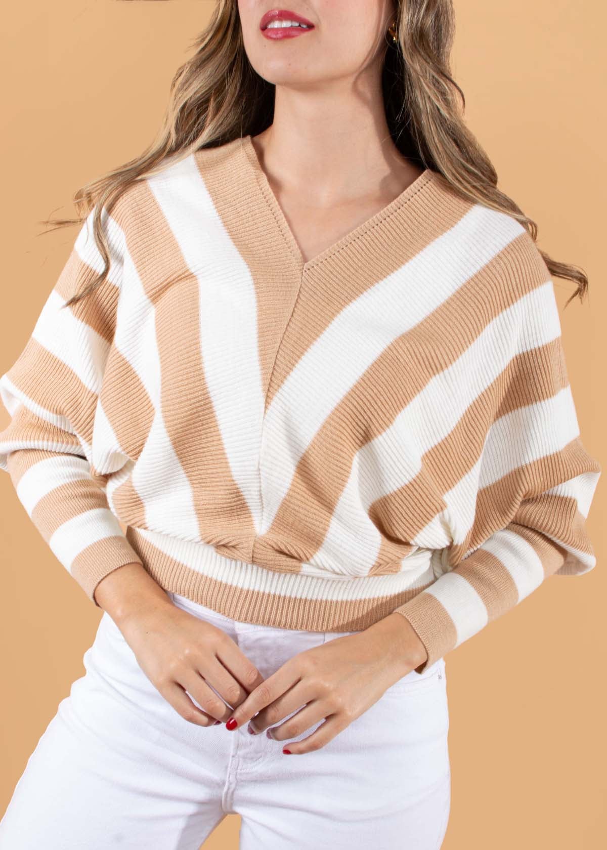 Buzo tejido color beige con cuello en v 104659