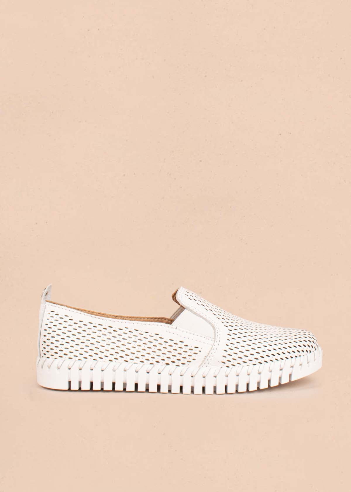 Zapato cerrado en cuero color blanco con perforaciones 104672