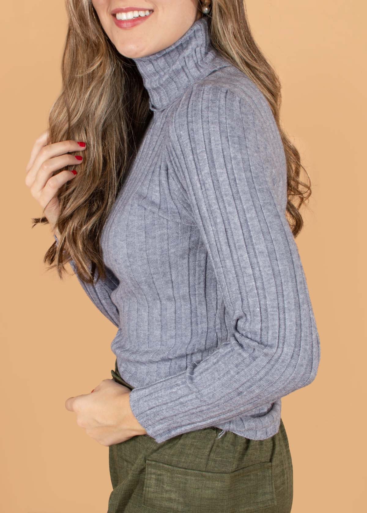 Buzo color gris con cuello alto 104687