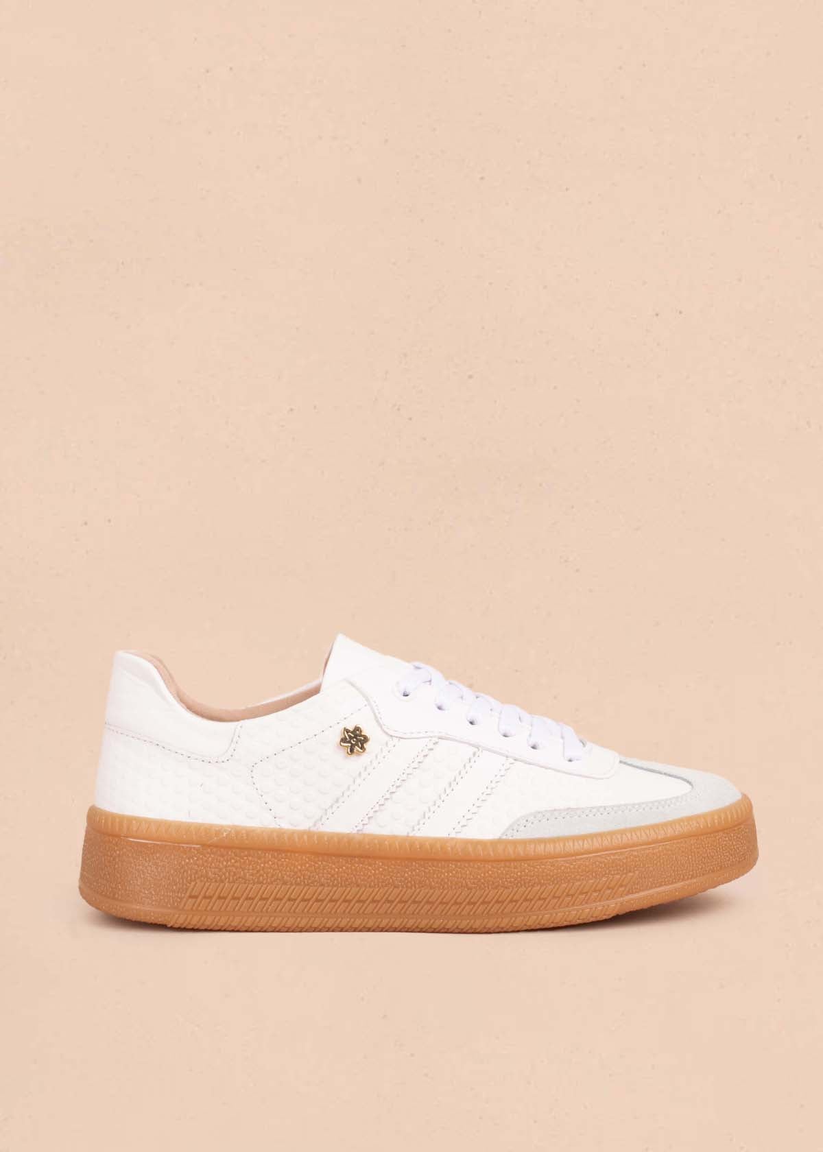 Tenis casuales en cuero color blanco con textura croco 104739