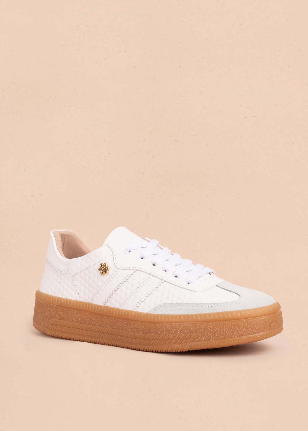 Tenis casuales en cuero color blanco con textura croco 104739