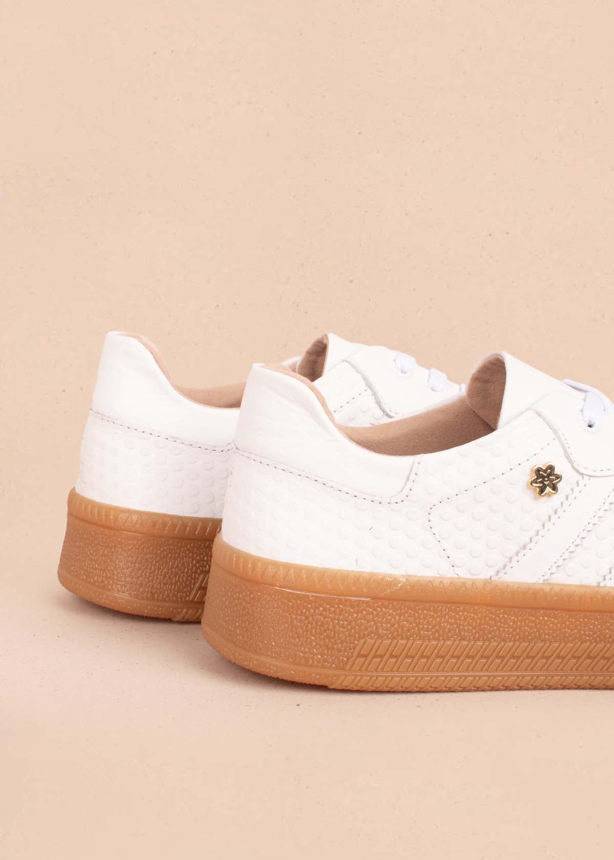 Tenis casuales en cuero color blanco con textura croco 104739