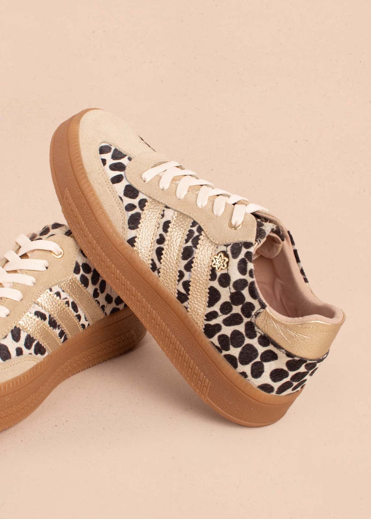 Tenis casuales en cuero con pelo color animal print 104740