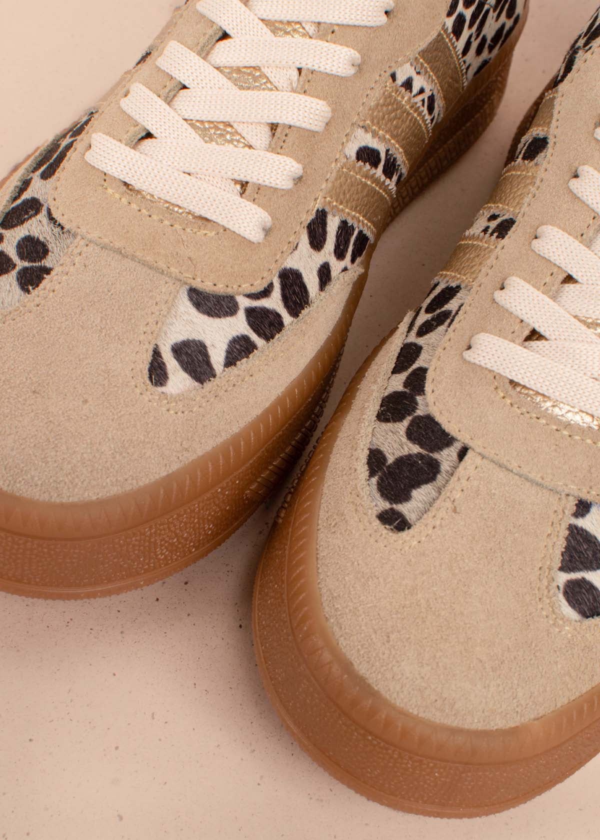 Tenis casuales en cuero con pelo color animal print 104740