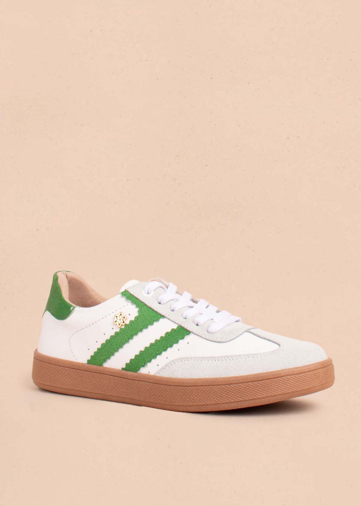 Tenis casuales en cuero color blanco con detalles verdes 104742