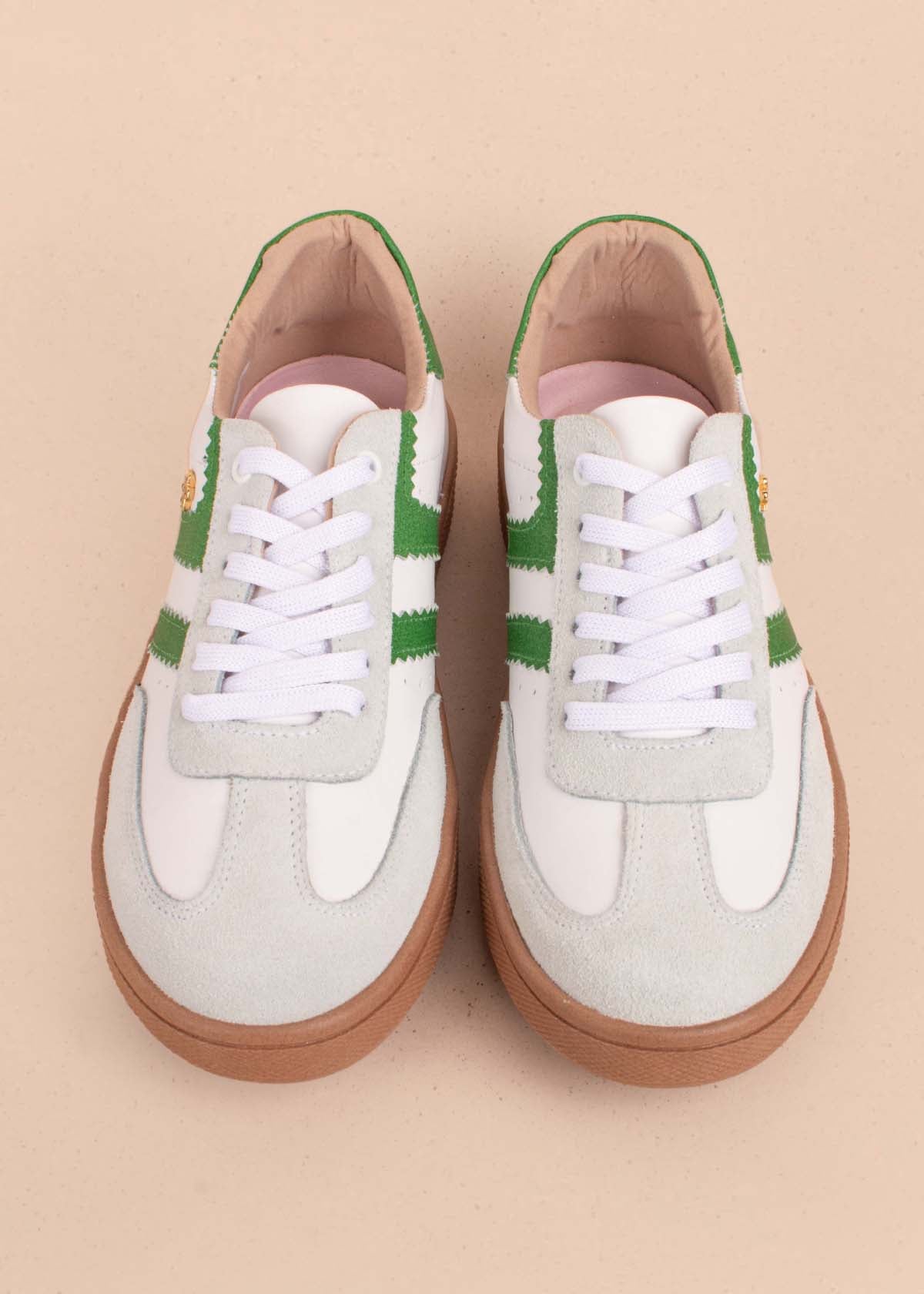 Tenis casuales en cuero color blanco con detalles verdes 104742