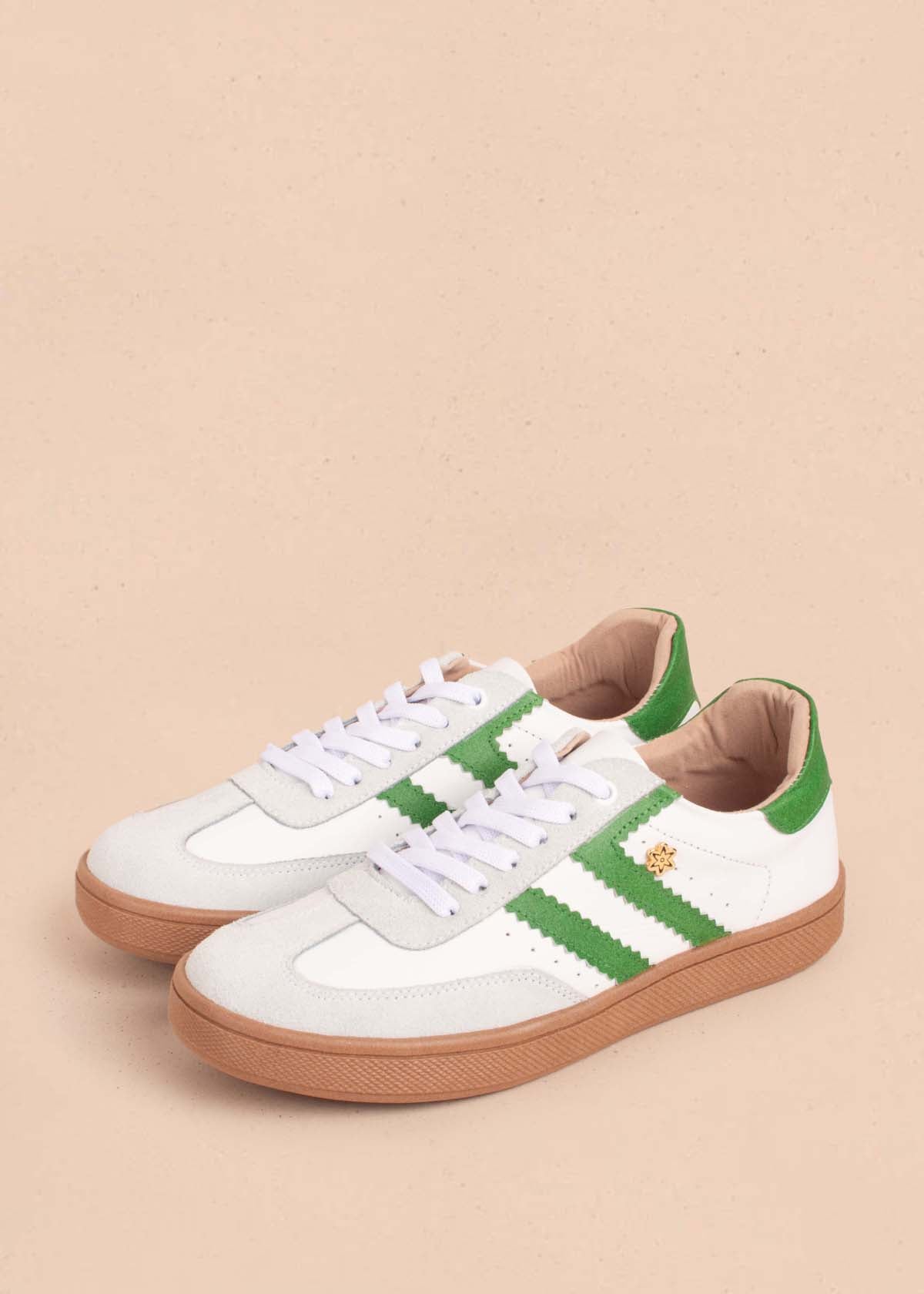 Tenis casuales en cuero color blanco con detalles verdes 104742