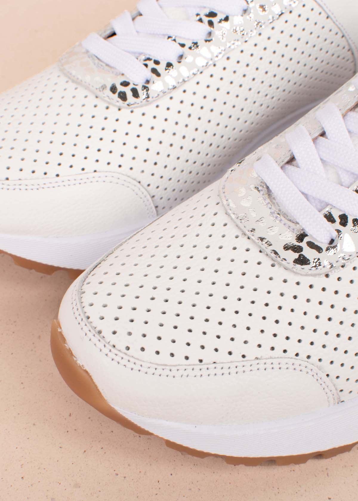 Tenis casuales en cuero color blanco con perforaciones 104743