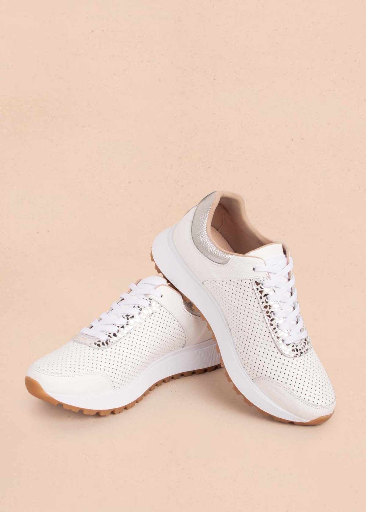 Tenis casuales en cuero color blanco con perforaciones 104743