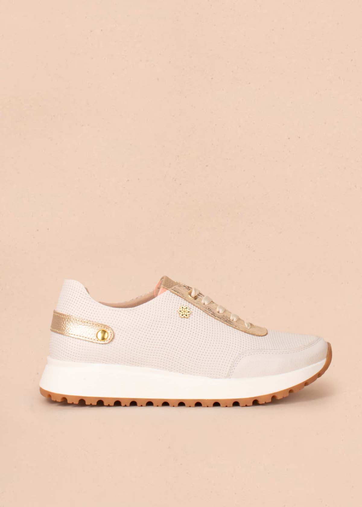 Tenis casuales en cuero color beige con textura 104745