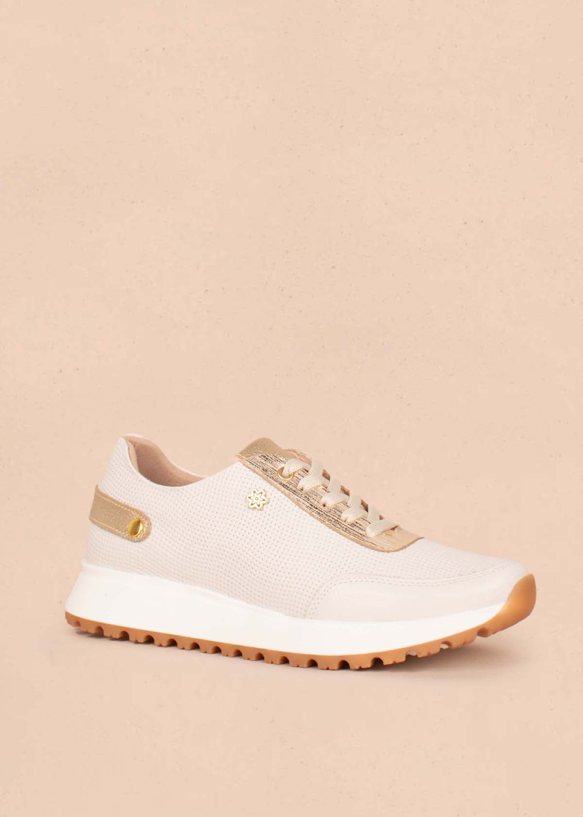 Tenis casuales en cuero color beige con textura 104745