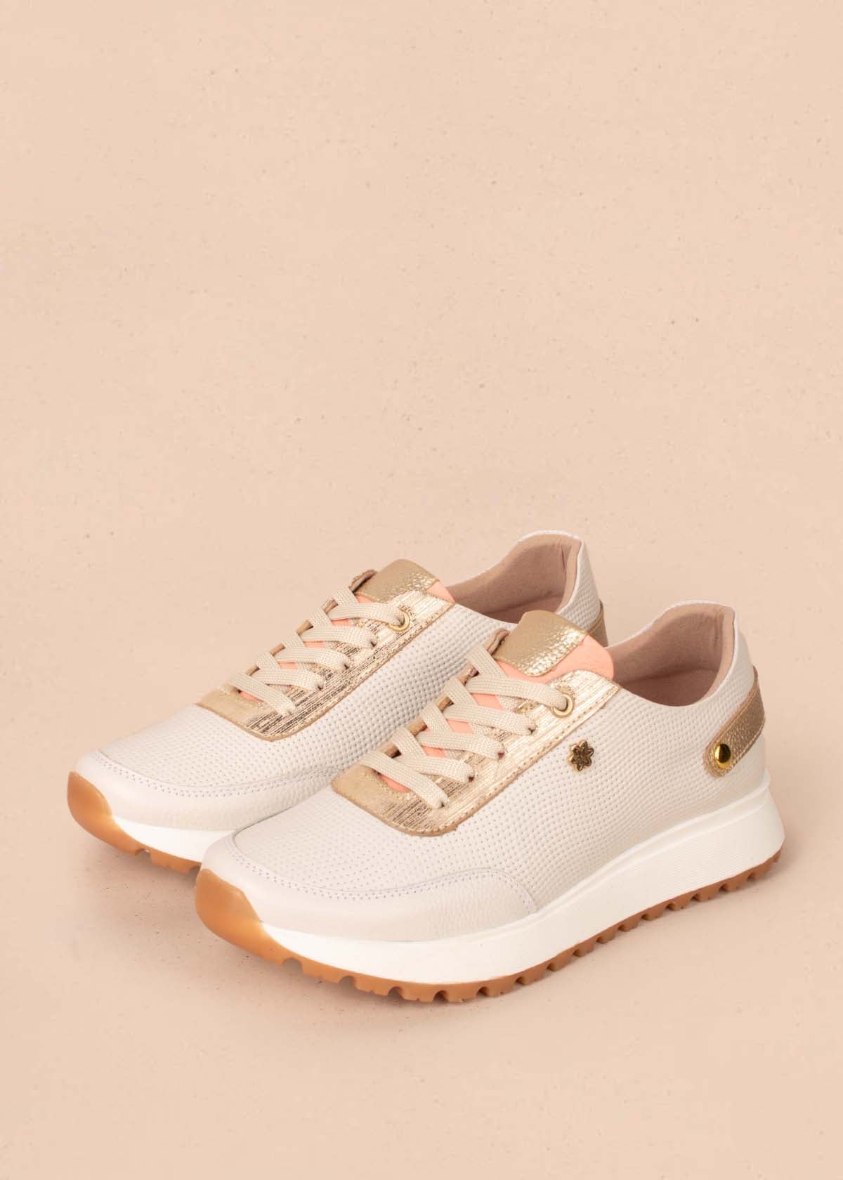 Tenis casuales en cuero color beige con textura 104745