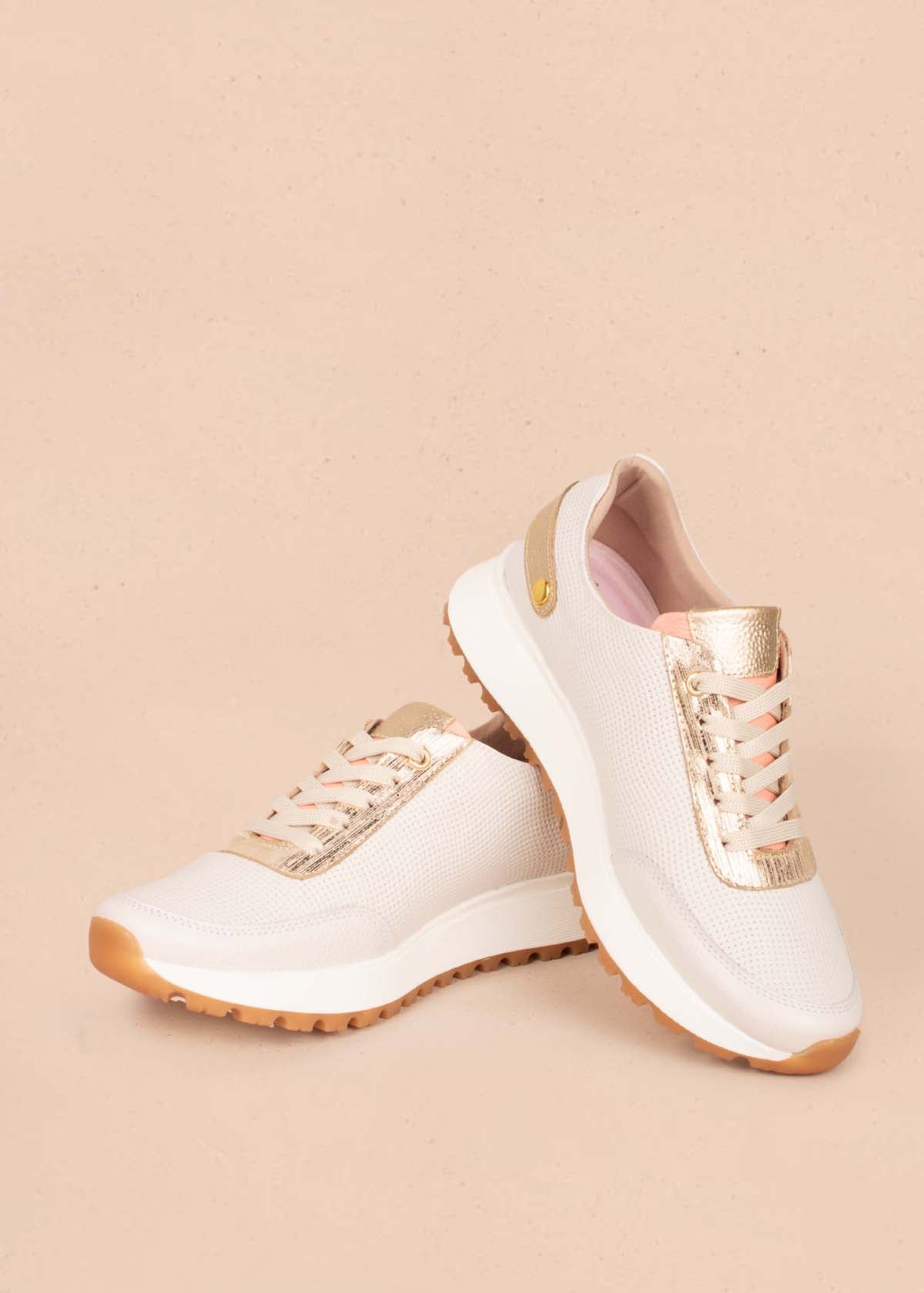 Tenis casuales en cuero color beige con textura 104745