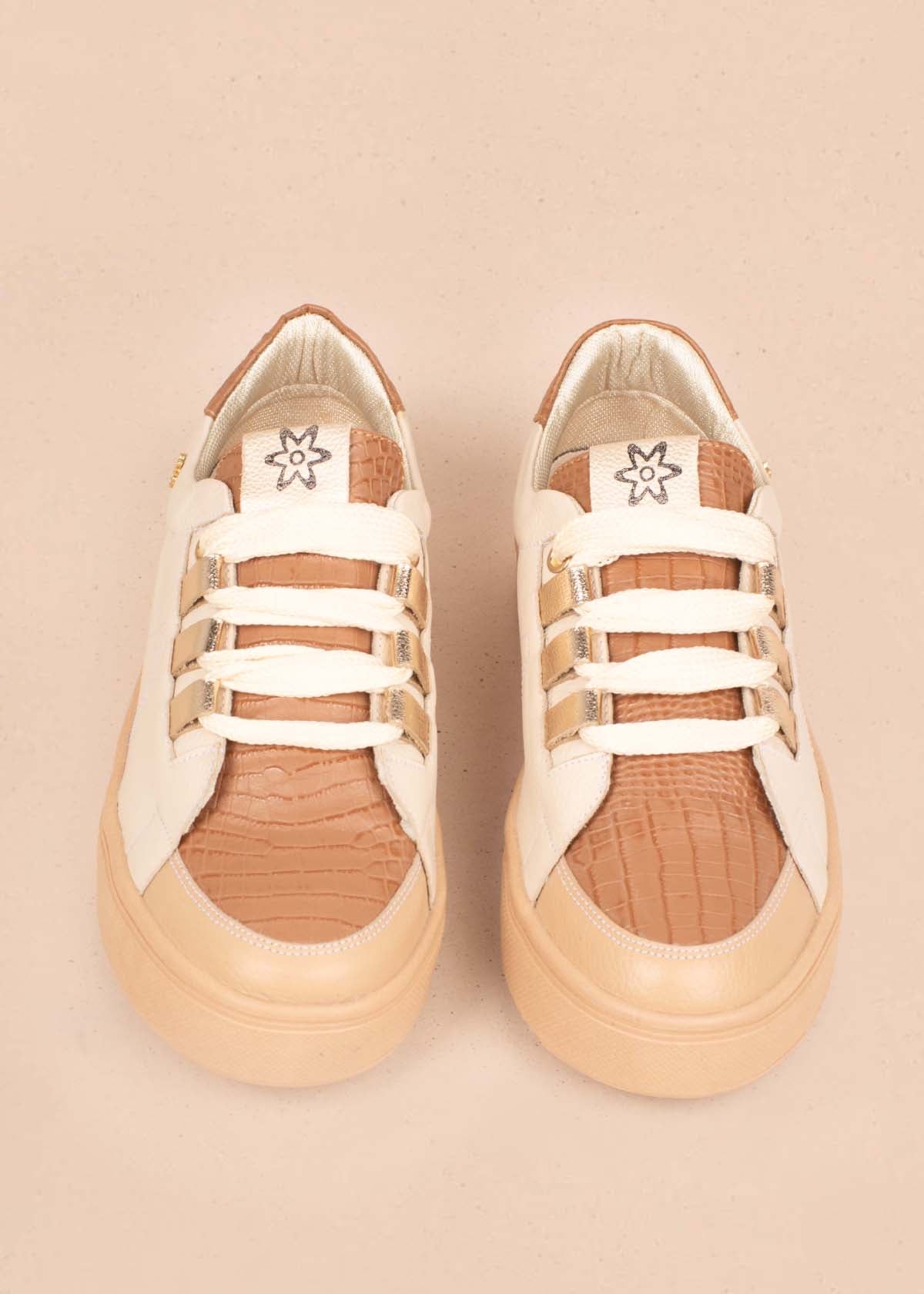 Tenis casuales en cuero color taupe con folia 104765