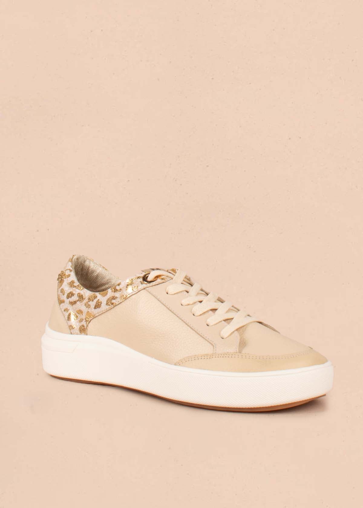 Tenis casuales en cuero color taupe con folia animal print 104772