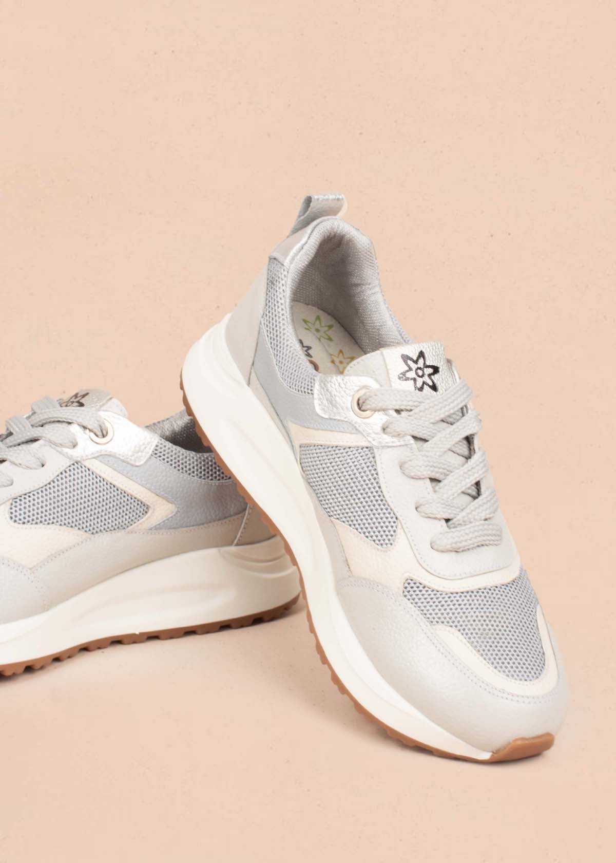 Tenis casuales en cuero color gris 104773