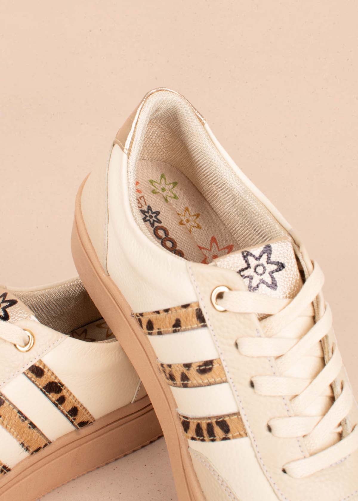 Tenis casuales en cuero color blanco y cuero con pelo animal print 104776