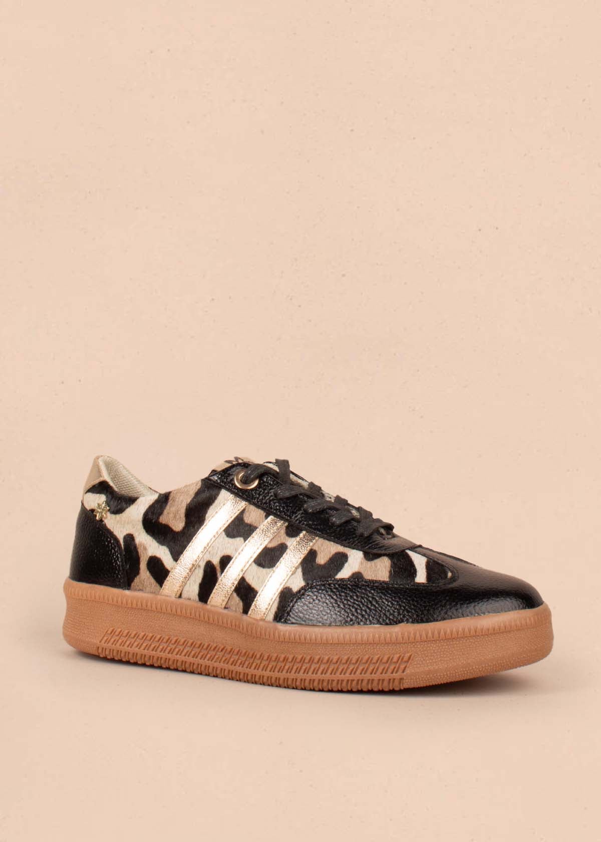 Tenis casuales en cuero color negro y cuero con pelo animal print 104776