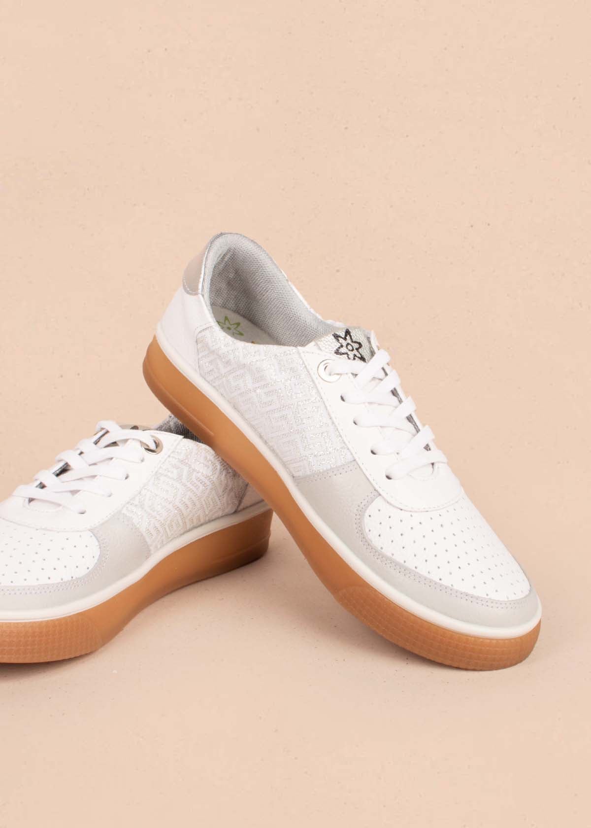 Tenis casuales en cuero color gris con perforaciones 104778