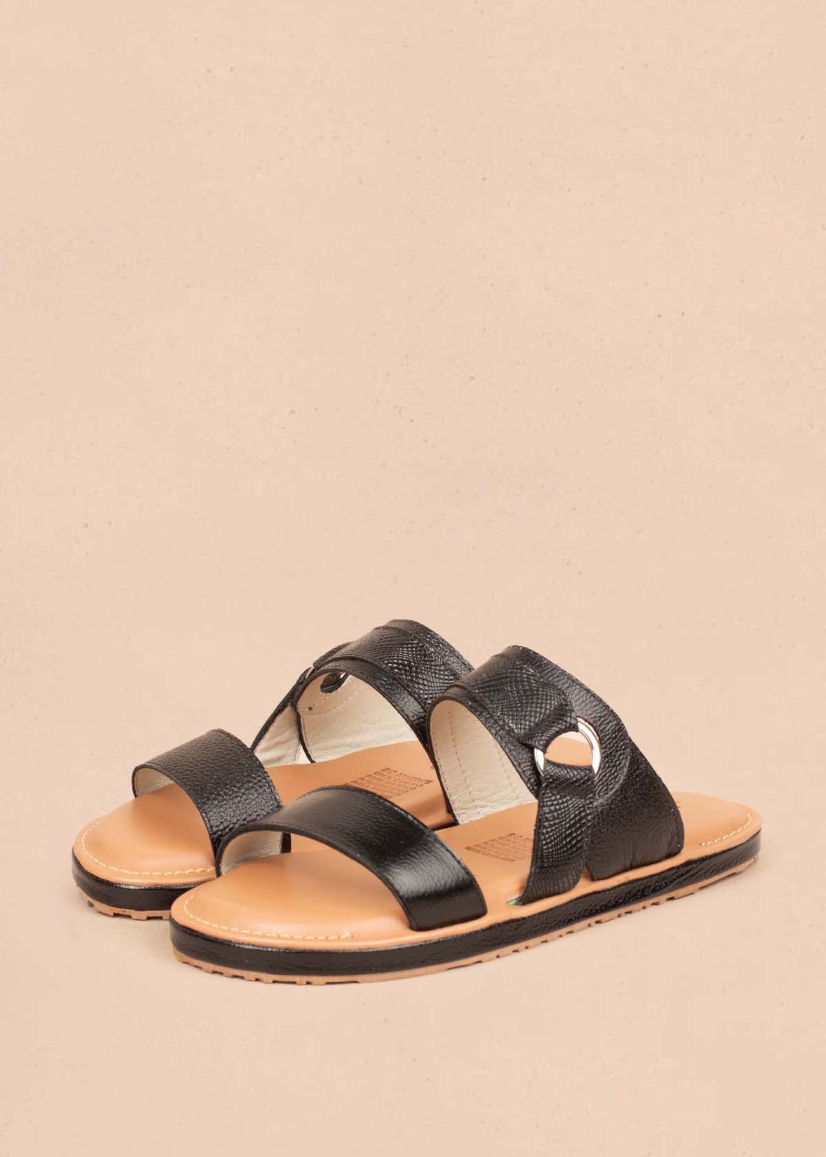 Sandalias planas en cuero negro con herraje circular 104789