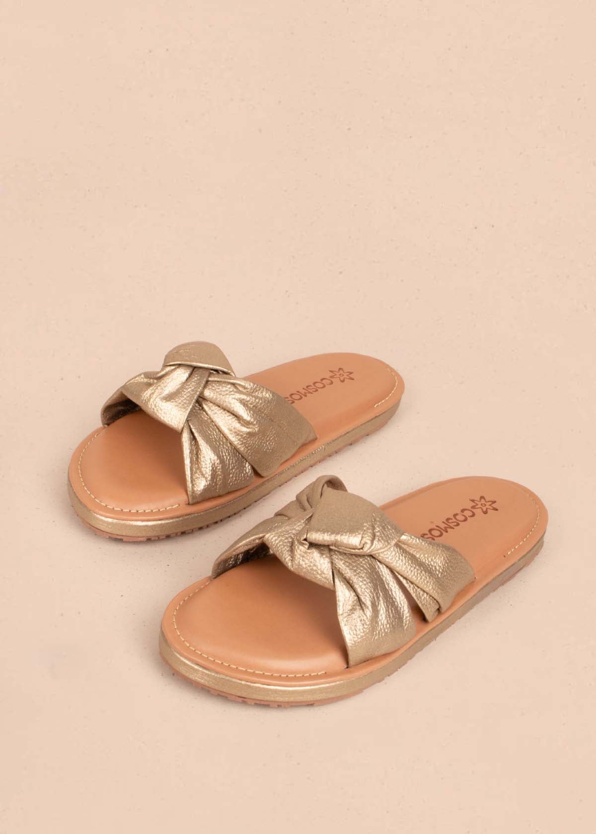 Sandalias planas en cuero color champaña con nudo decorativo 104791