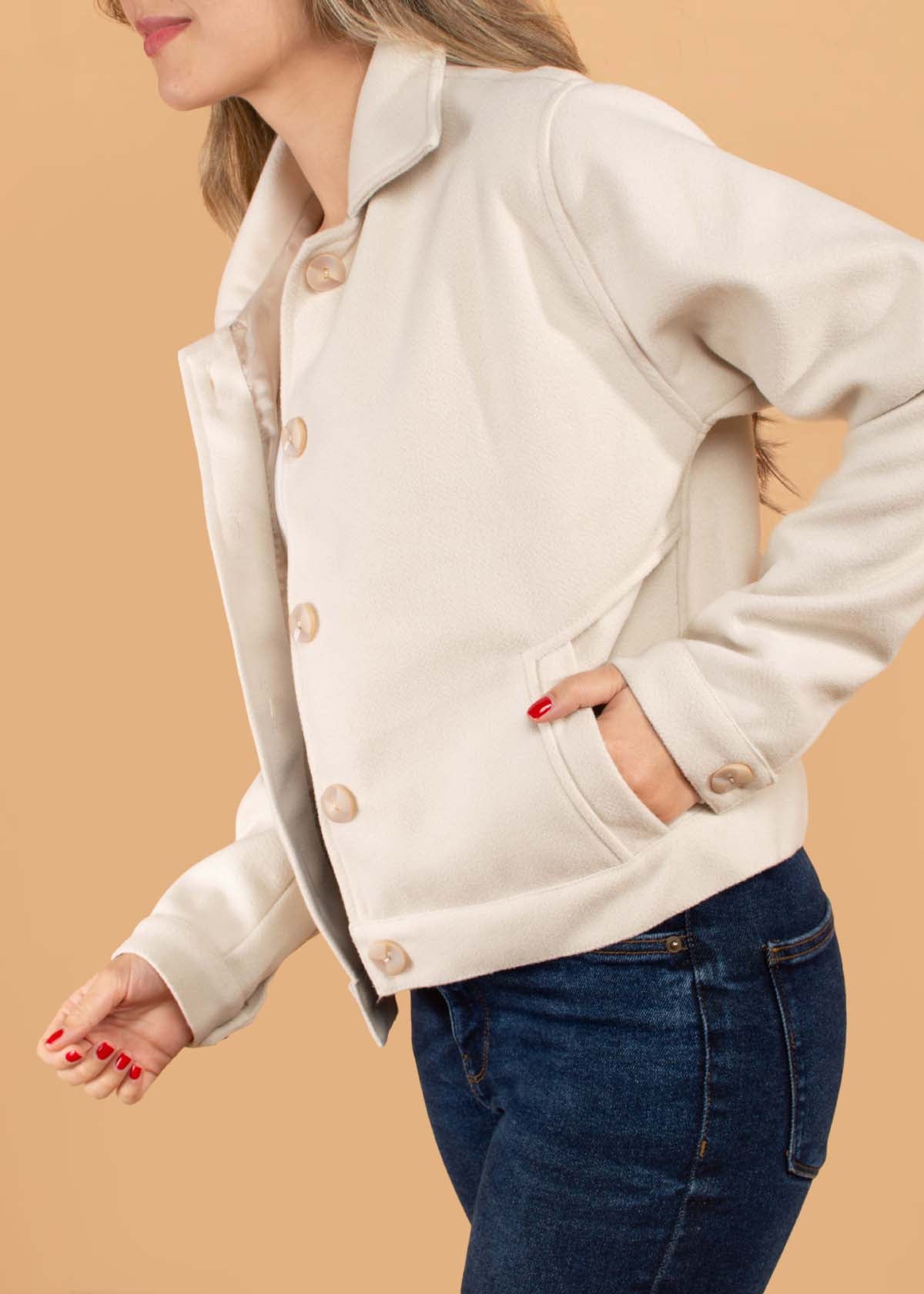 Chaqueta color beige con botones 104800