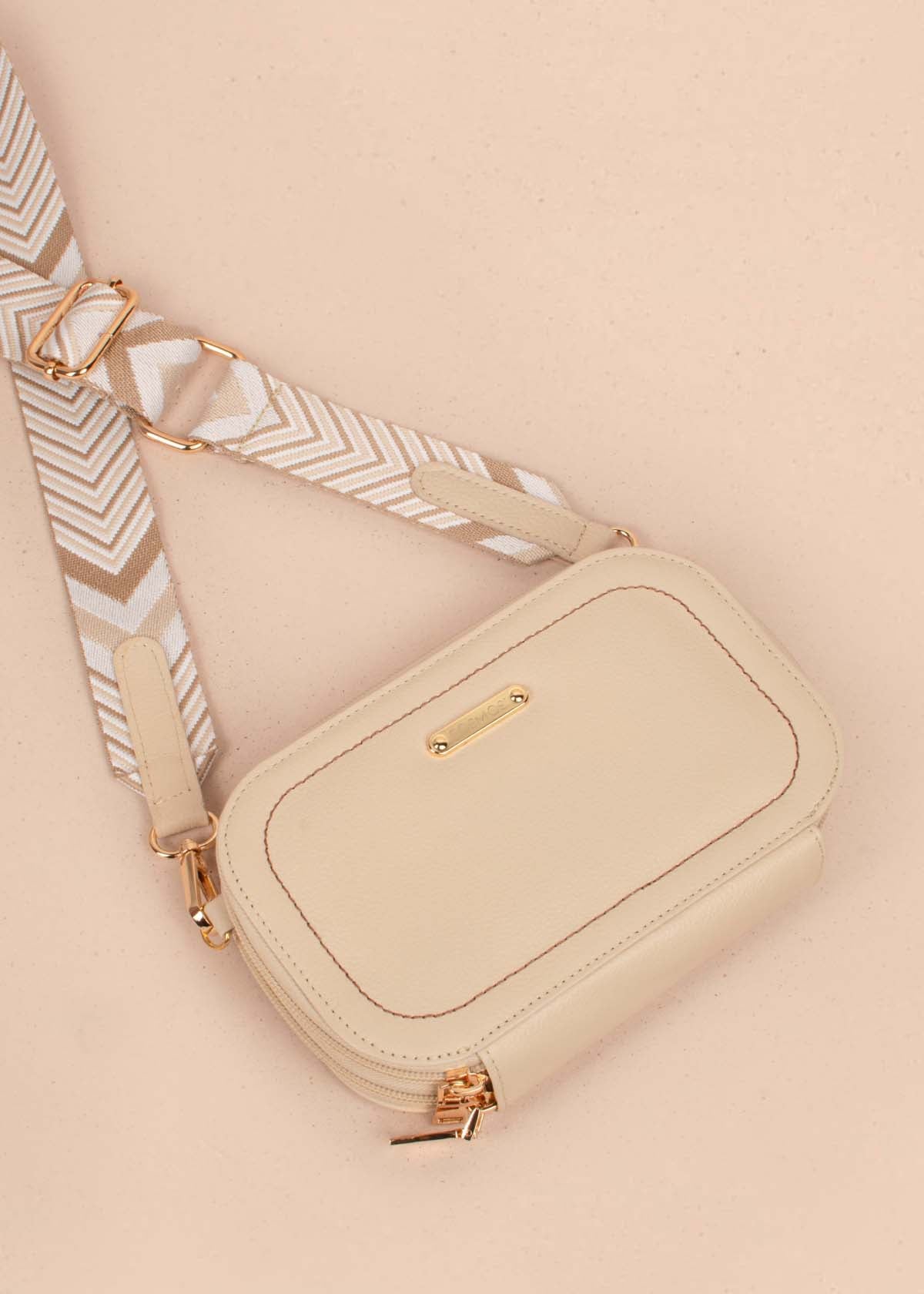 Bolso tipo bandolera en cuero color beige 104804