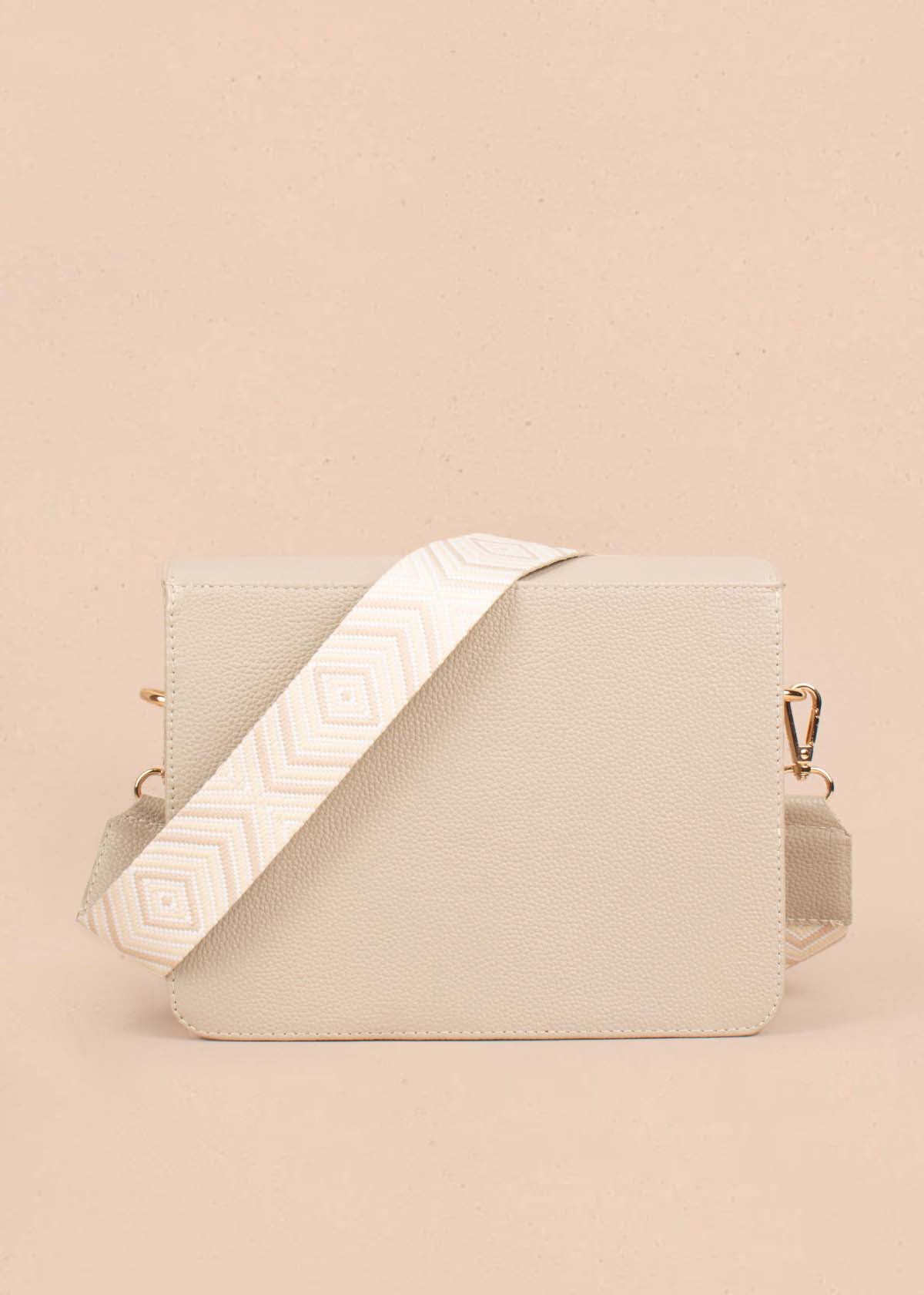 Bolso tipo bandolera en cuero color beige con textura croco 104806