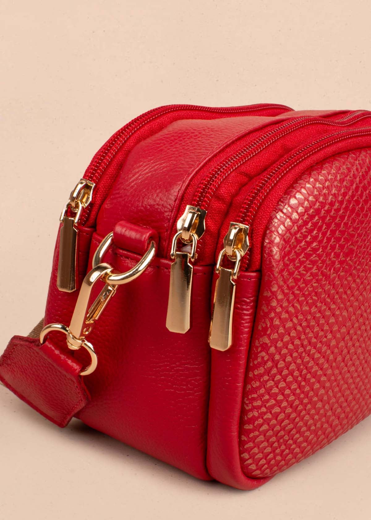 Bolso tipo bandolera en cuero color rojo con textura croco 104808