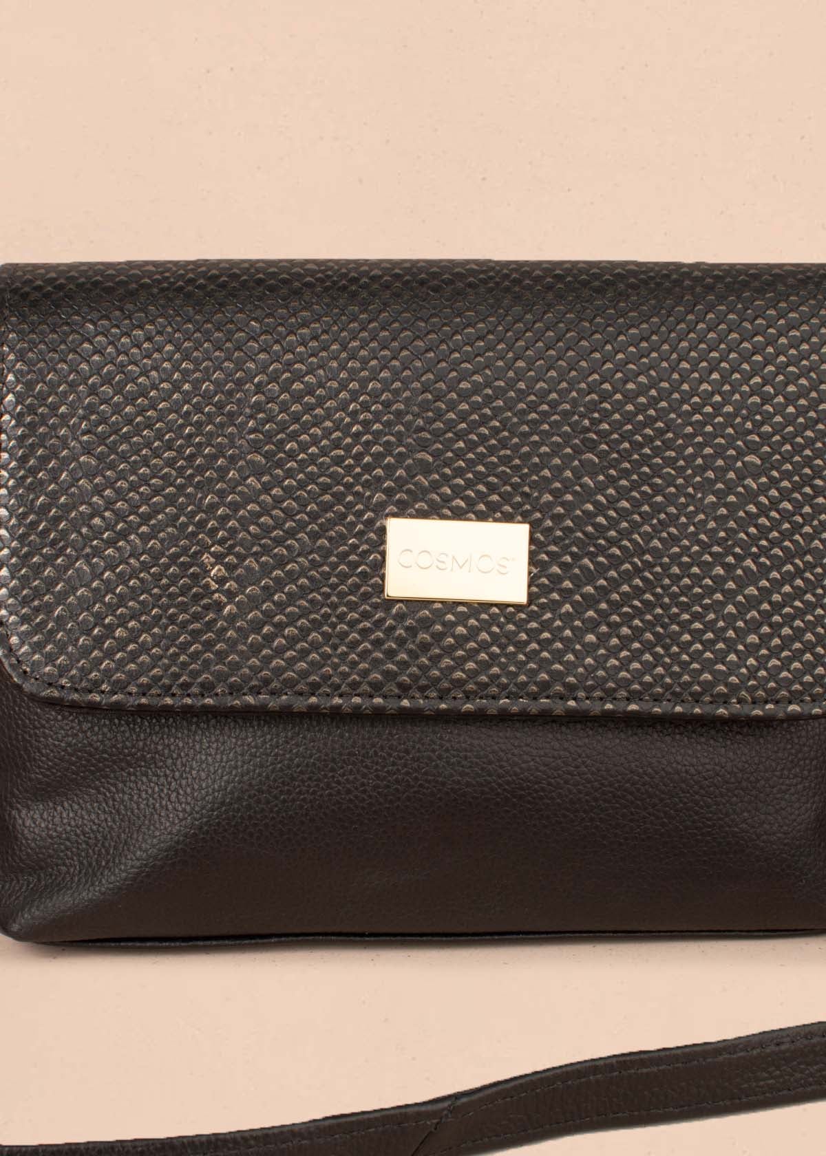 Bolso tipo bandolera en cuero color negro con textura croco 104809