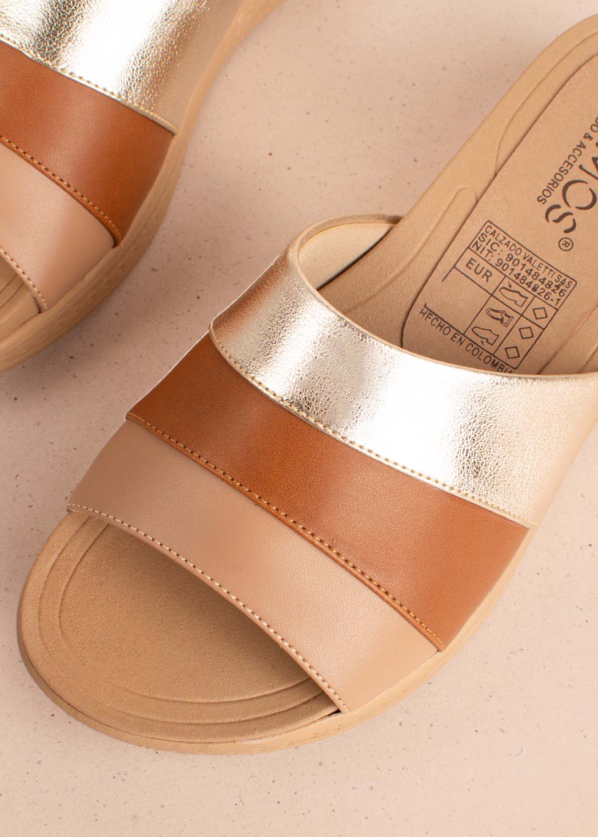 Sandalias con suela confort color beige 104835