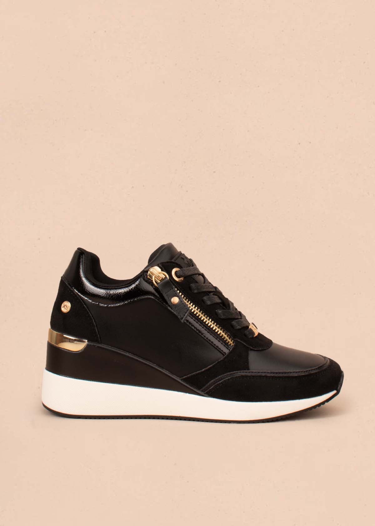 Tenis casuales color negro con cierre lateral 104843