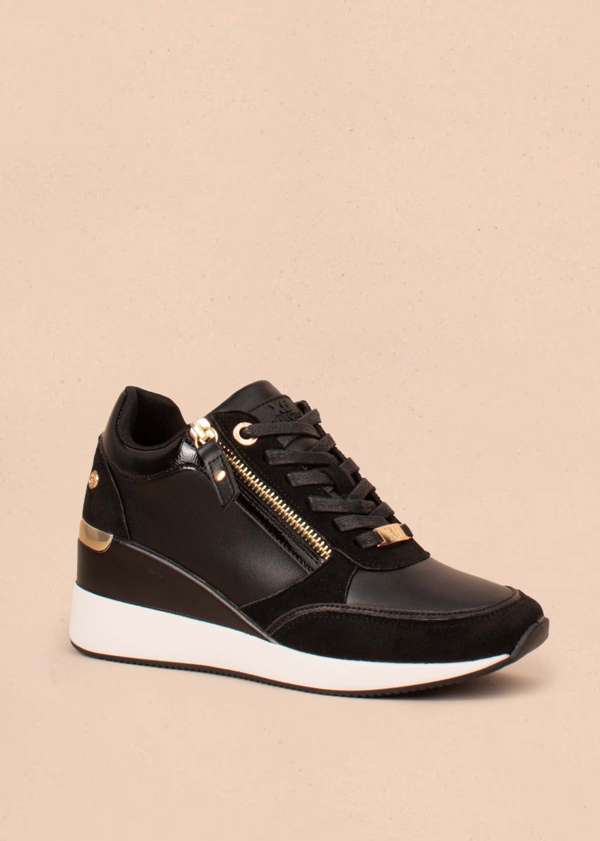 Tenis casuales color negro con cierre lateral 104843