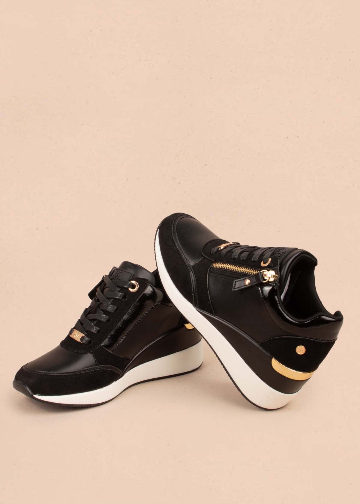 Tenis casuales color negro con cierre lateral 104843