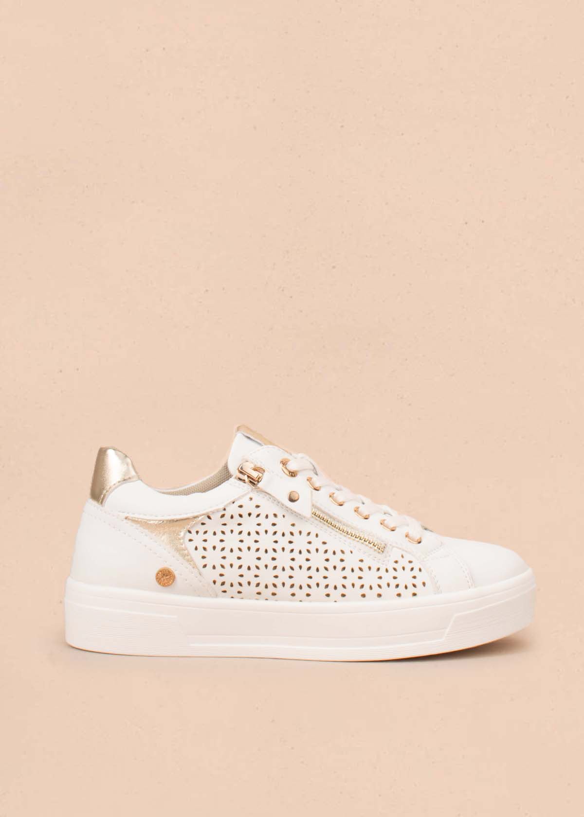 Tenis casuales color blanco con perforaciones 104844