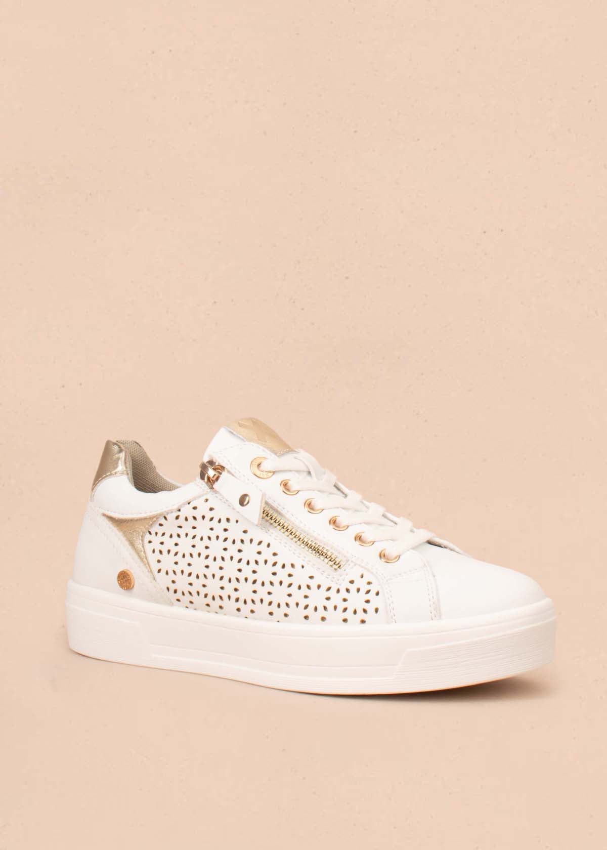 Tenis casuales color blanco con perforaciones 104844