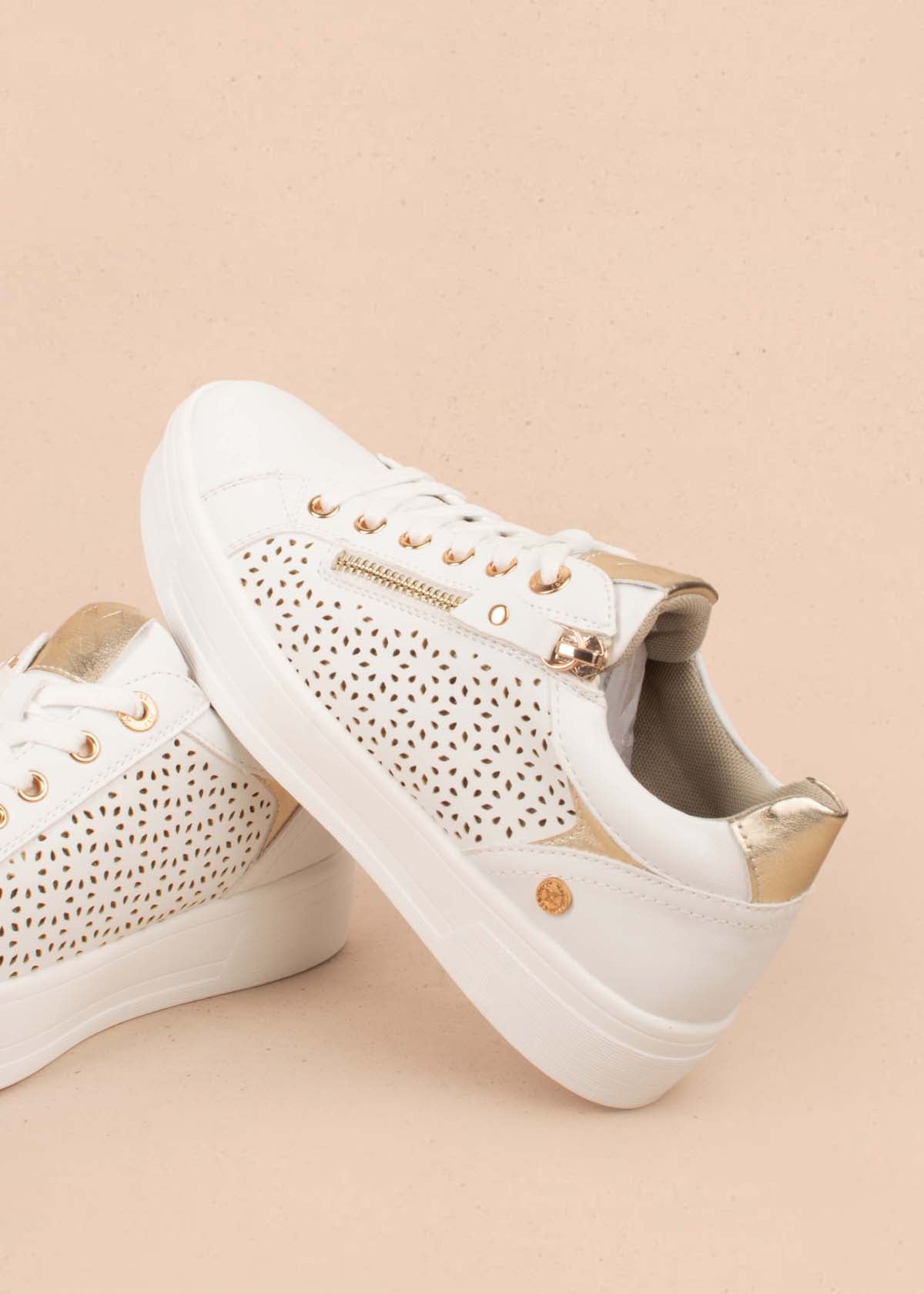 Tenis casuales color blanco con perforaciones 104844