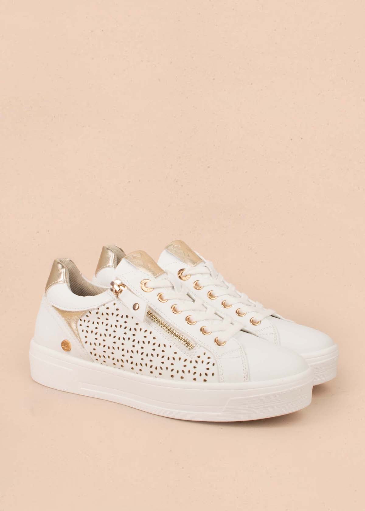 Tenis casuales color blanco con perforaciones 104844